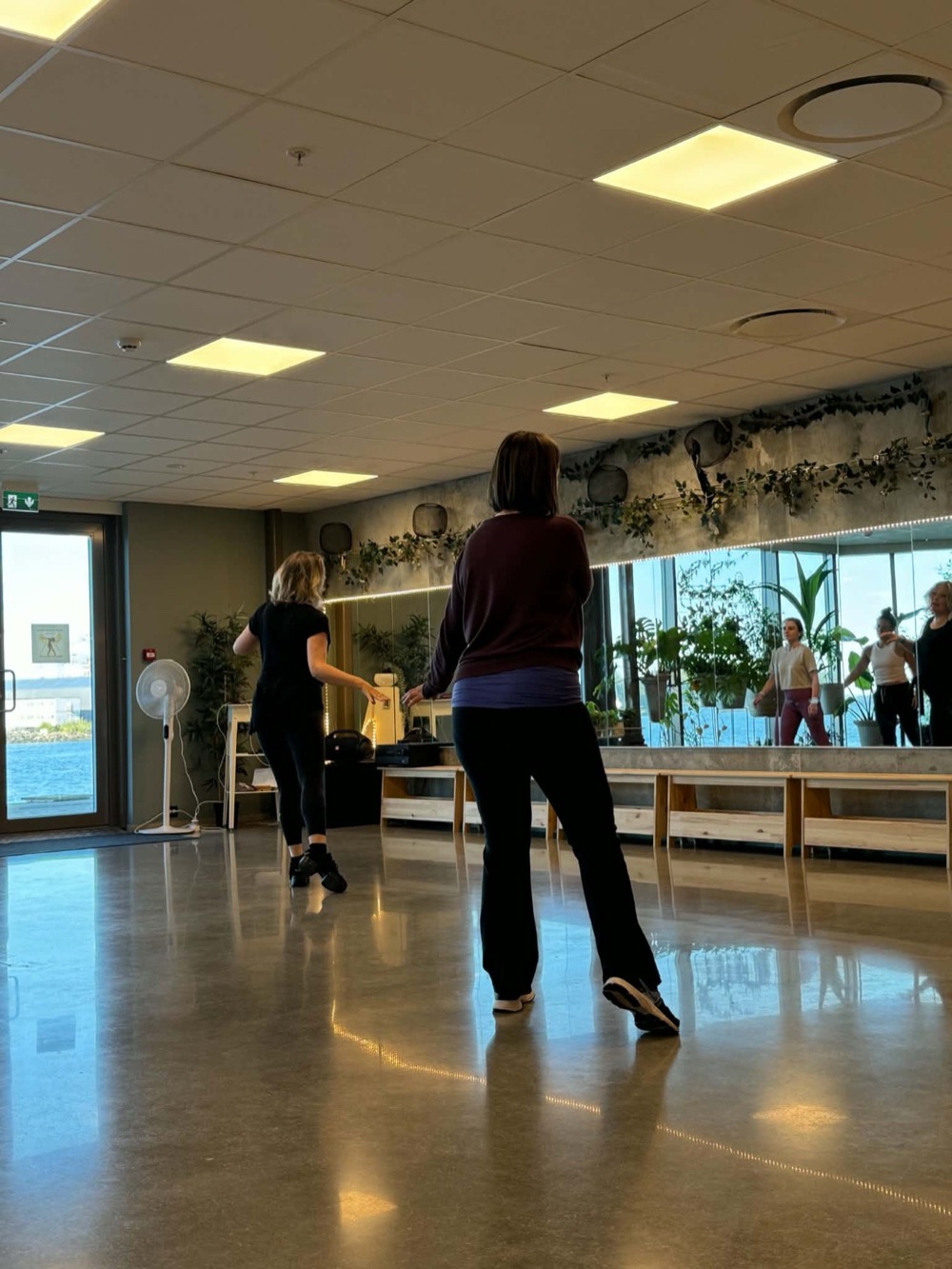 Deltakere i en felles aktivitet innendørs